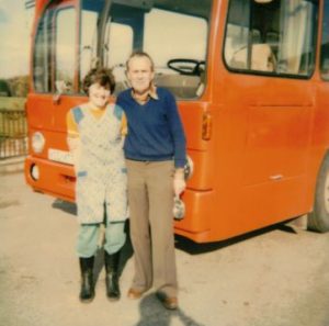Gründung: Alois & Annemarie Grimm mit einem der ersten Linienbusse