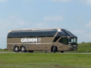 Bus vor blauem Himmel