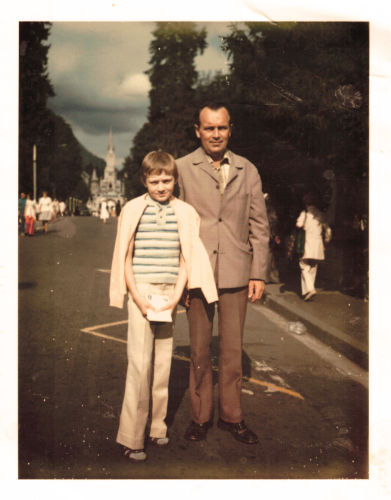 Erste Pilgerreise nach Lourdes: Alois und Roland Grimm im hl. Bezirk in Lourdes