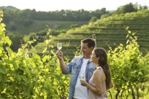 Paar in den Weinbergen der Jeruzalemer Weinstraße