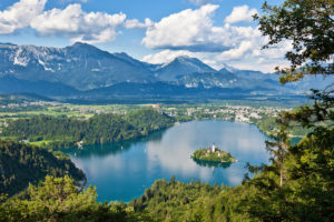 Blick auf Bleder See mit Kirche auf Insel