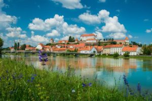 Blick auf die slowenische Stadt Ptuj am Wasser