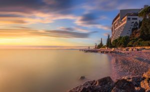 Abendstimmung in Portoroz - Blick aufs Wasser, Hotel rechts im Bild