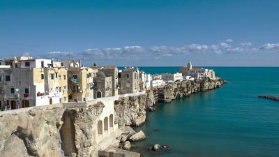 In Gargano am Stiefelsporn stehen viele Häuser auf einer Steinklippe am blauen Meer