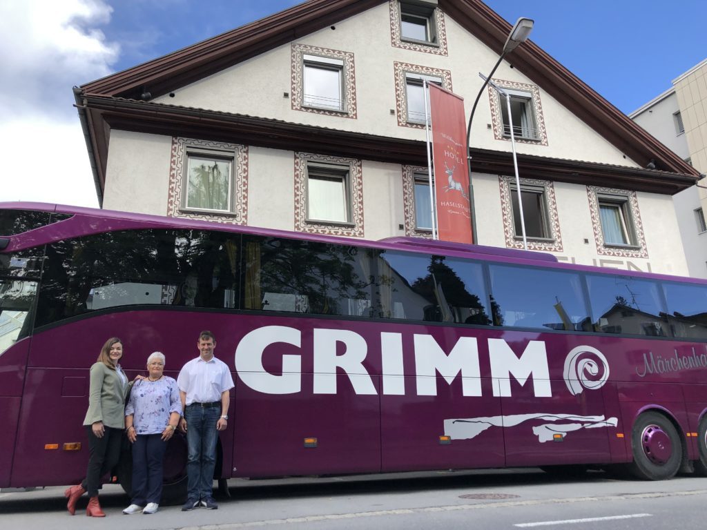 Gäste vor Bus vor Hotel