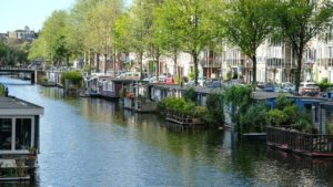 Gachten in Amsterdam mit Bäumen und Hausbooten