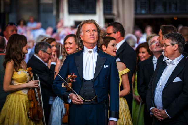 Andre Rieu auf einem Konzert vor einer Meschenmenge