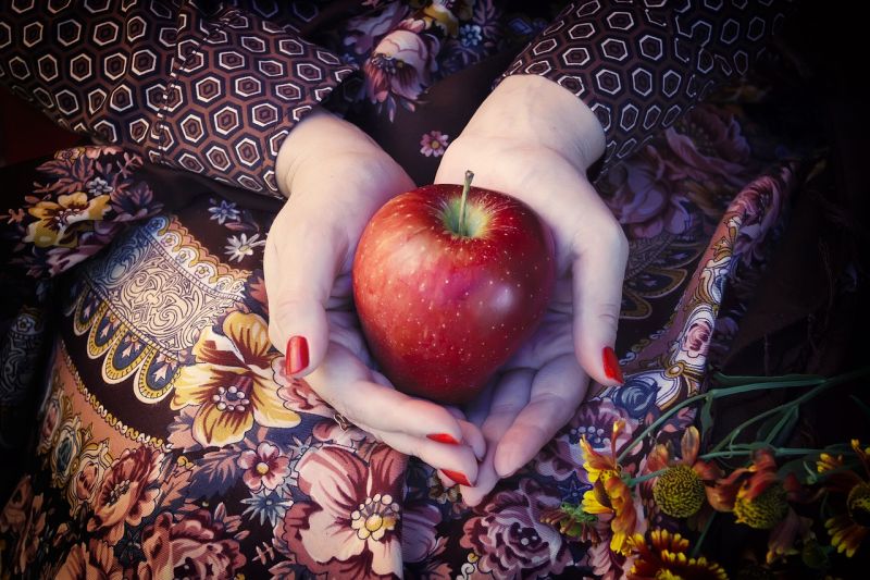 roter Apfel in Hand