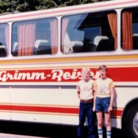 Zwei Kinder vor Reisebus