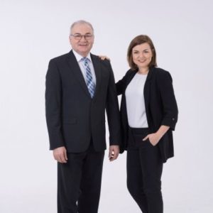 Roland und Lena Grimm mit Hand auf Schulter von Vater