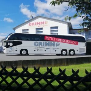 Weißer Bus mit Beschriftung "Rettet die Reisebrance"