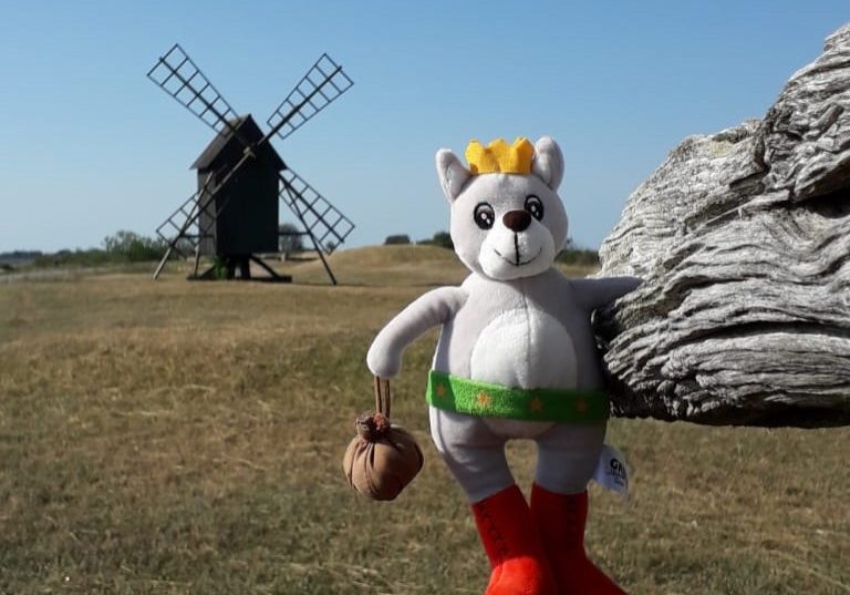 Gustl auf der Insel Öland Schweden ein großer Stein und eine Windmühle im Hintergrund