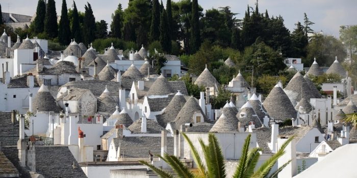 Weiße Trulli Rundhäuser mit schwarzen Steindächern in Alberobello