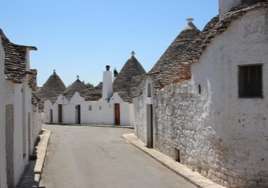 Weiße Trulli Rundhäuser mit schwarzen Steindächern in Alberobello