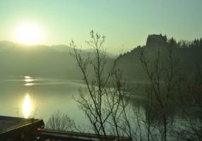 Bleder See und die Bleder Burg im dunstigen Sonnenschein