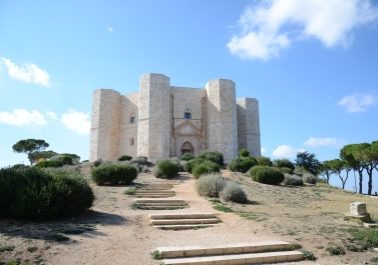 Castel del Monte bei Sonnenschein und auf einem berg gelegen