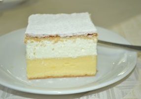 Kuchen Cremeschnitte Leckerei Gabel Teller Slowenien Slovienia