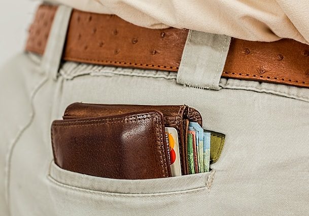 Ein Portemonnaie steckt in einer hinteren Hosentasche