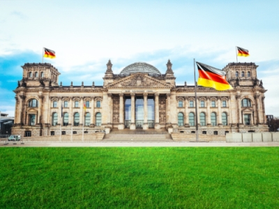 Reichstag Berlin mit drei deutschen Fahnen