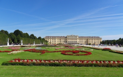Schloss Schönbrunn mit kunstvoll bepflanztem Vorgarten in Wien
