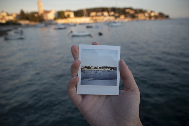 Polaroid BId von dem Motiv eines Hafens der direkt hinter dem Bild zu sehen ist