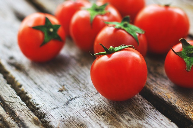 Frische Tomaten auf Holztisch
