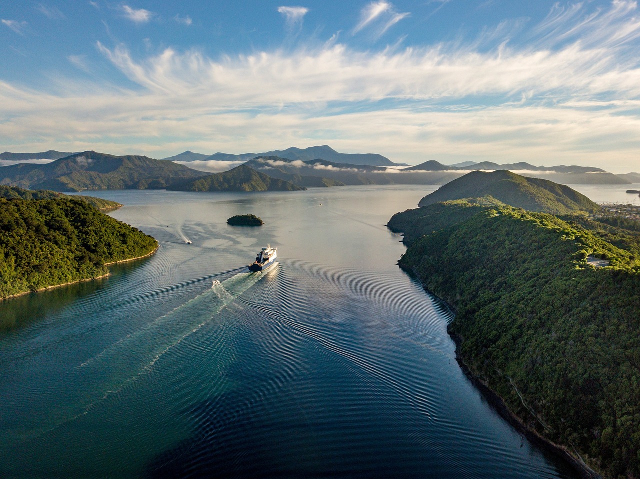 Fjord in Skandinavien mit einem großen und zwei kleinen Schiffen