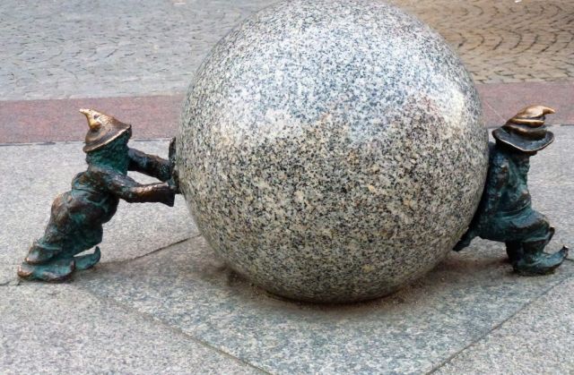 Breslau - Zwei Zwergfiguren aus Bronze schieben eine doppelt so große Granitkugel