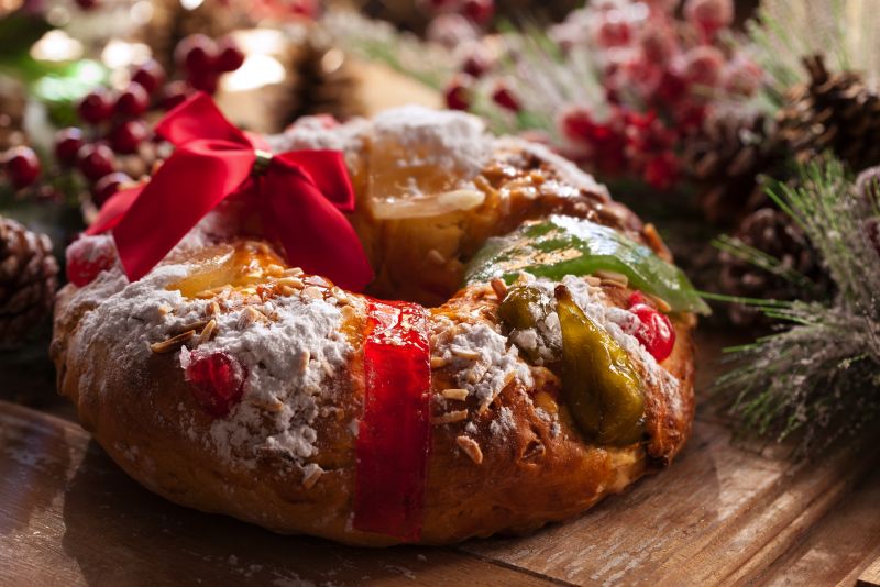 Königskuchen aus Portugal in Weihnachtsdekoration