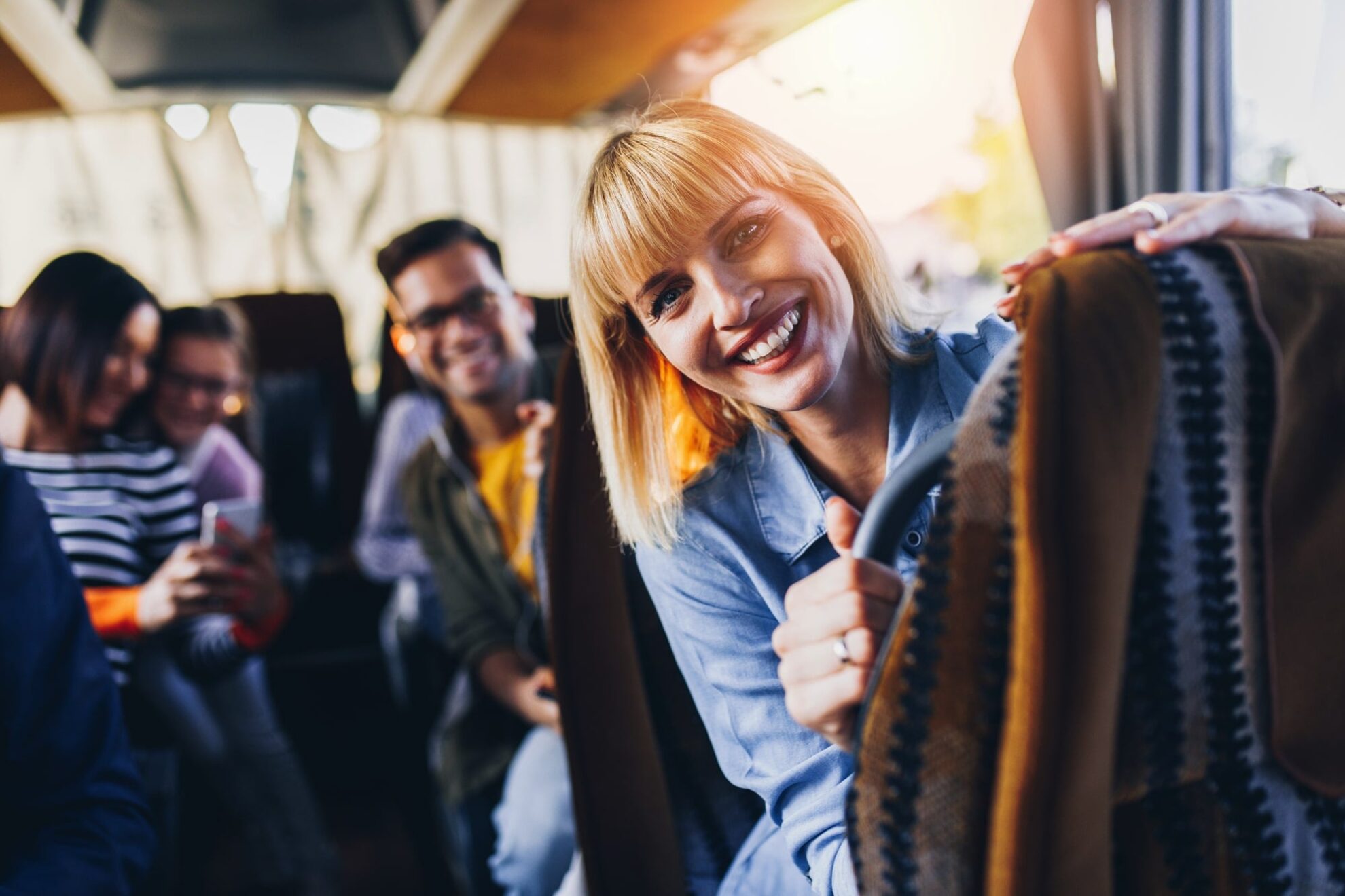 1626366-1545964-V1-P0-min-min Frau sitz im Reisebus und lächelt in die Kamera