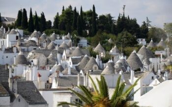 Weiße Trulli Rundhäuser mit schwarzen Steindächern in Alberobello