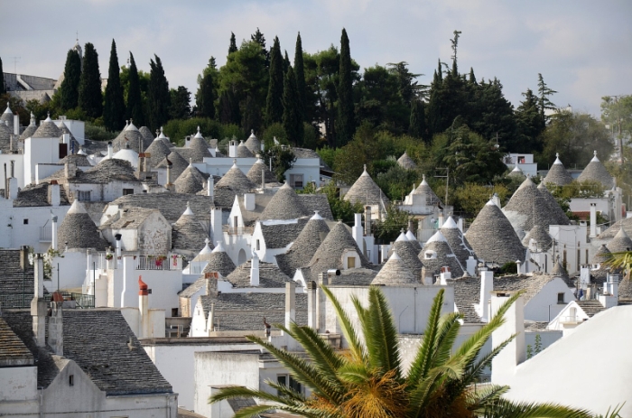 Weiße Trulli Rundhäuser mit schwarzen Steindächern in Alberobello