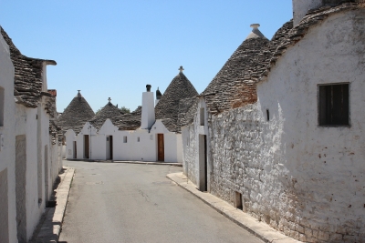 Weiße Trulli Rundhäuser mit schwarzen Steindächern in Alberobello