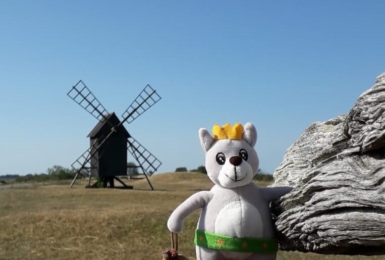 Gustl auf der Insel Öland Schweden ein großer Stein und eine Windmühle im Hintergrund