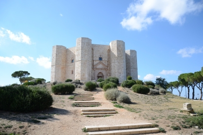 Castel del Monte bei Sonnenschein und auf einem berg gelegen