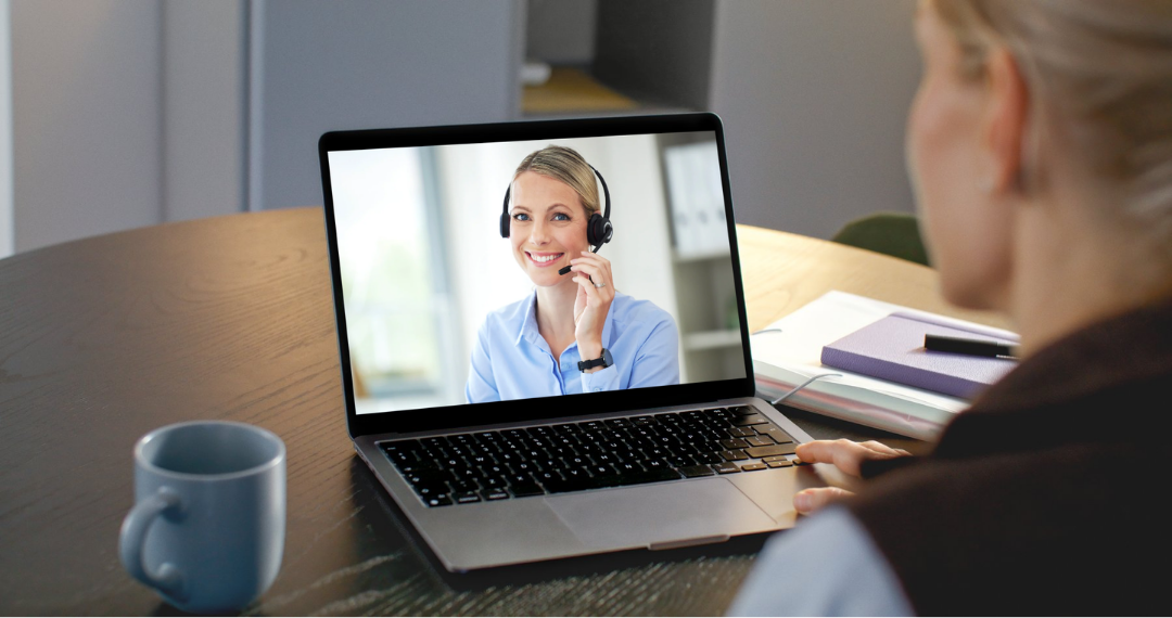 Person führt Onlinegespräch mit einer anderen Person über Laptop