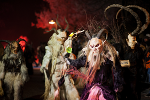 Krampuslauf in den Alpen im Advent und zu Nikolaus