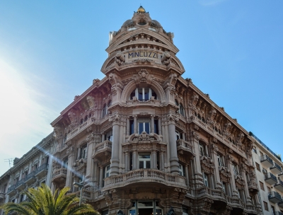 Bari - Palazzo Mincuzzi bei Sonnenschein