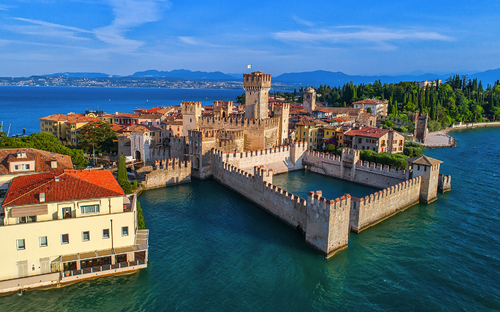 Sirmione - Burg Rocca Scaligera - © e_polischuk - stock.adobe.com