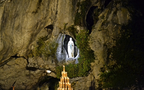 Lourdes - Erscheinungsgrotte bei Nacht