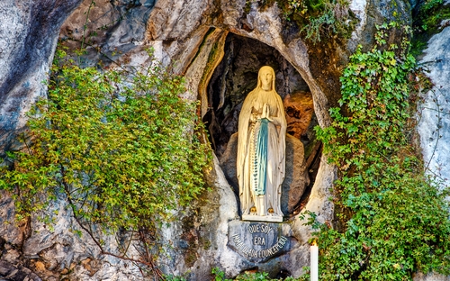 Lourdes - Erscheinungsgrotte - © Foto To.Ni. - stock.adobe.com