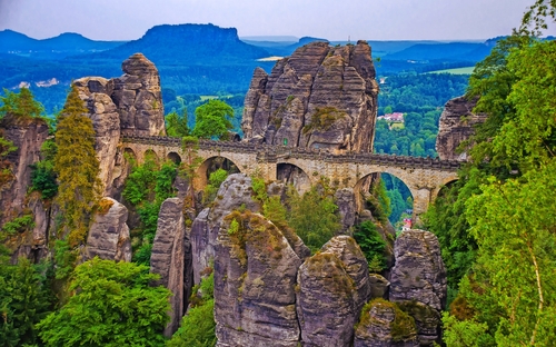 Basteifels mit Basteibrücke - © mojolo - stock.adobe.com