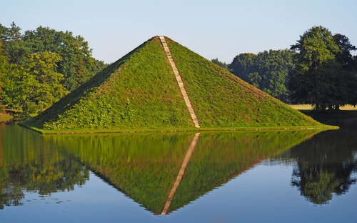 Schlosspark Branitz - Seepyramide - © imohn - Fotolia
