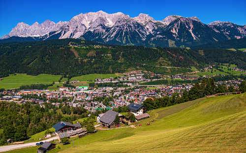 Blick auf Schladming & den Dachsteingipfel - ©Martin Erdniss - stock.adobe.com