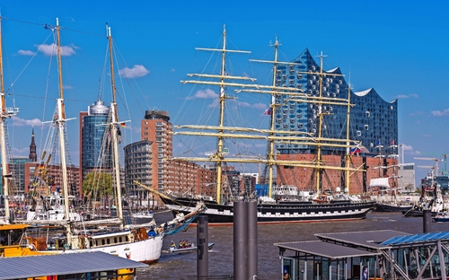 Hamburg - Hafen mit Elbphilharmonie - © Paul Maurice - stock.adobe.com
