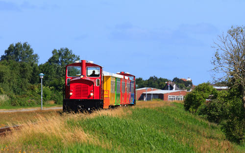 Inselbahn auf Langeoog - ©fotonal.de - stock.adobe.com