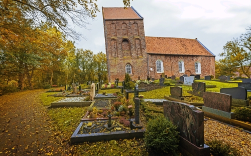 Suurhusen - schiefster Kirchturm der Welt - © ccgocke - stock.adobe.com