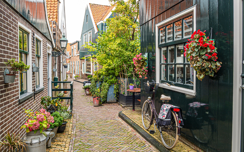 Fahrrad in der kleinen Straße Kerkepad in Volendam - © Jeannette Tas, Netherlands