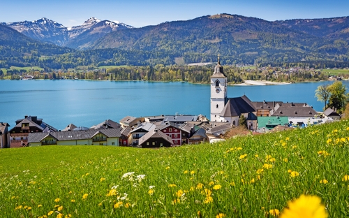 Blick über St. Wolfgang mit Wolfgangsee - © mRGB - stock.adobe.com
