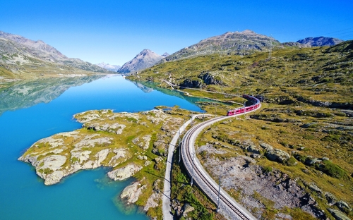 Bernina-Express - Berninapass - © Silvano Rebai - stock.adobe.com